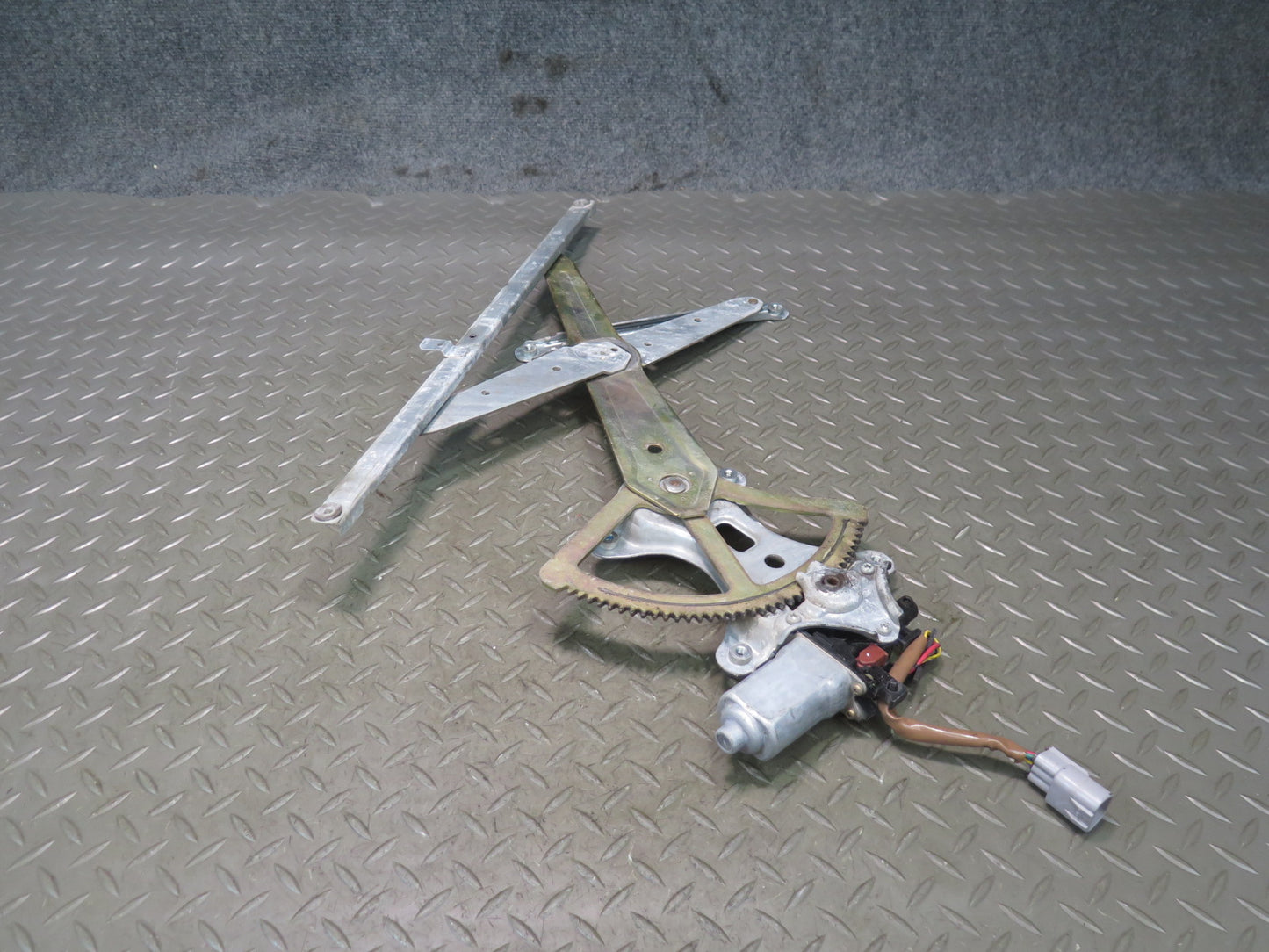 1998-2007 Lexus UZJ100L LX470 Front Left Door Window Regulator w Motor