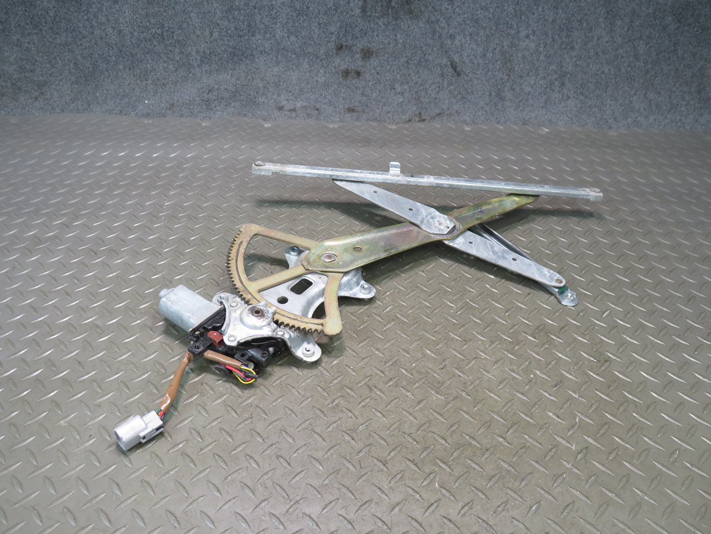 1998-2007 Lexus UZJ100L LX470 Front Left Door Window Regulator w Motor