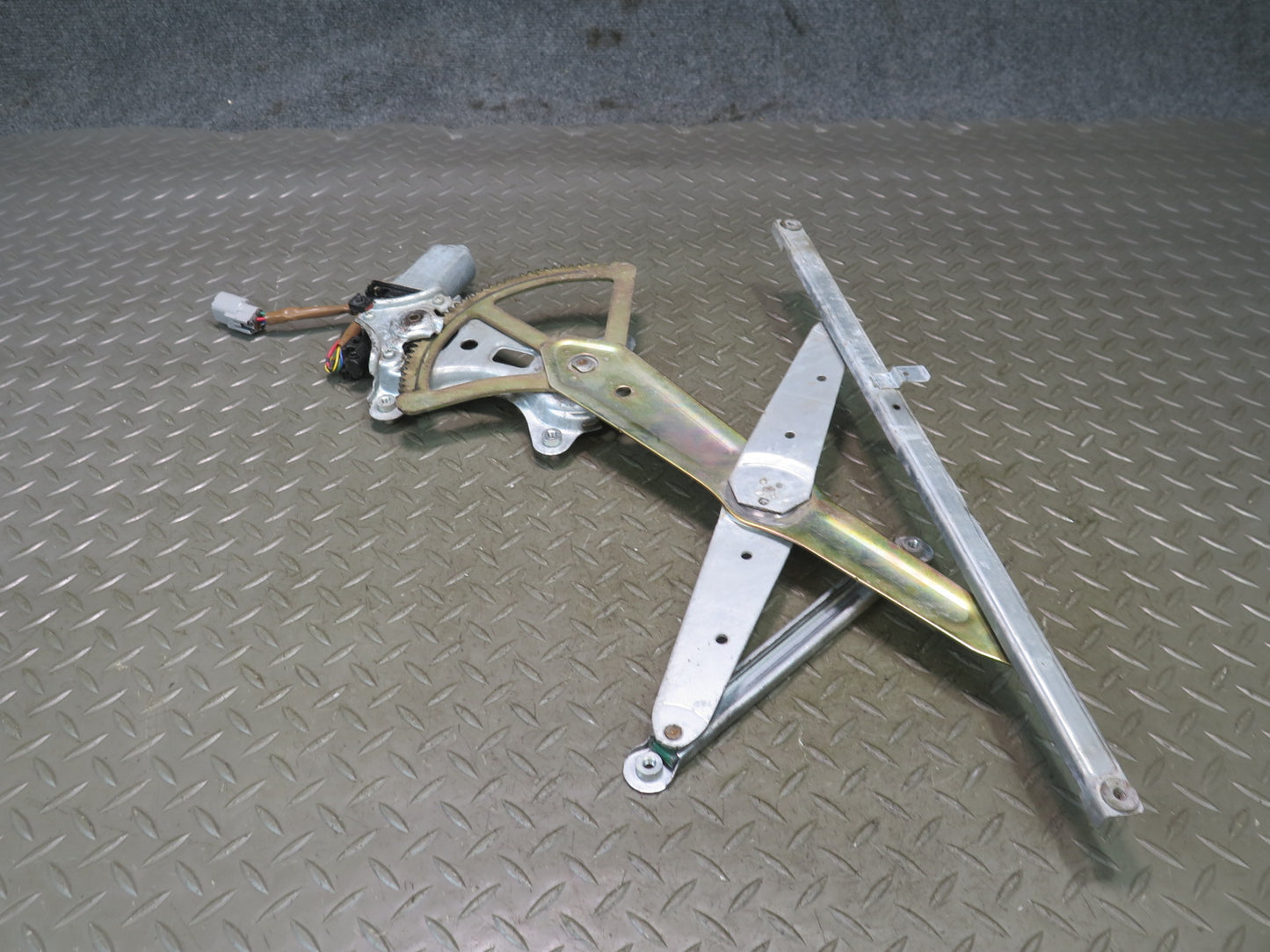 1998-2007 Lexus UZJ100L LX470 Front Left Door Window Regulator w Motor