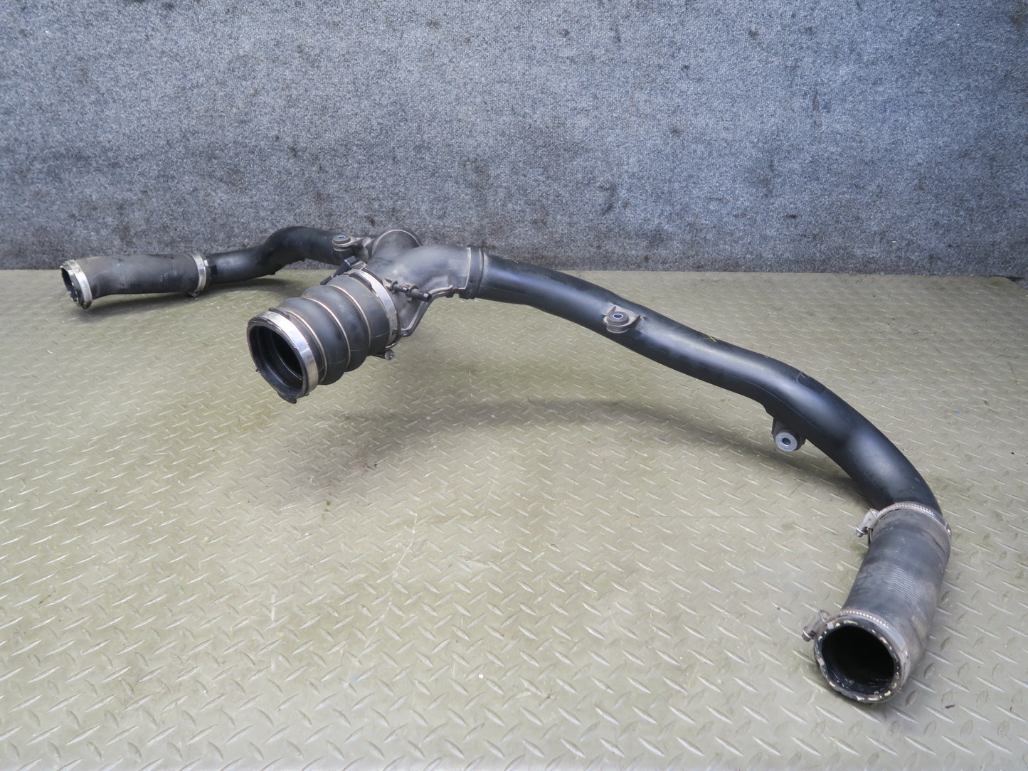 2015-2018 Porsche Macan Turbo 3.6L Engine Intercooler Y Connector Pipe
