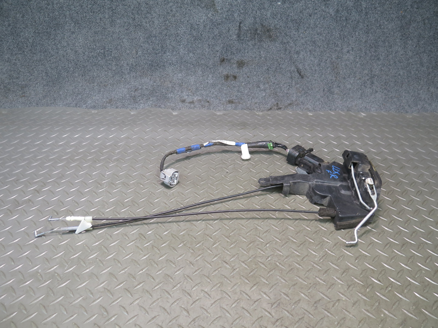 2003-2007 Lexus UZJ100L LX470 Front Right Door Lock Latch Actuator