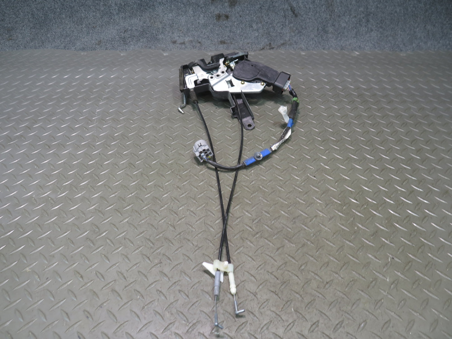 2003-2007 Lexus UZJ100L LX470 Front Right Door Lock Latch Actuator