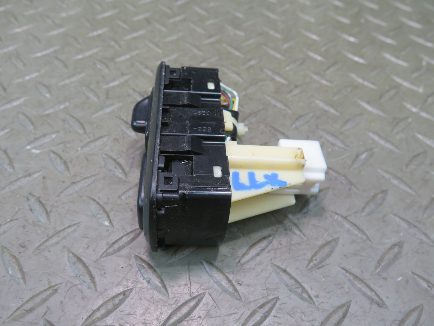 2003-2007 Lexus UZJ100L LX470 Suspension Ride Drive Control Shock Height Switch