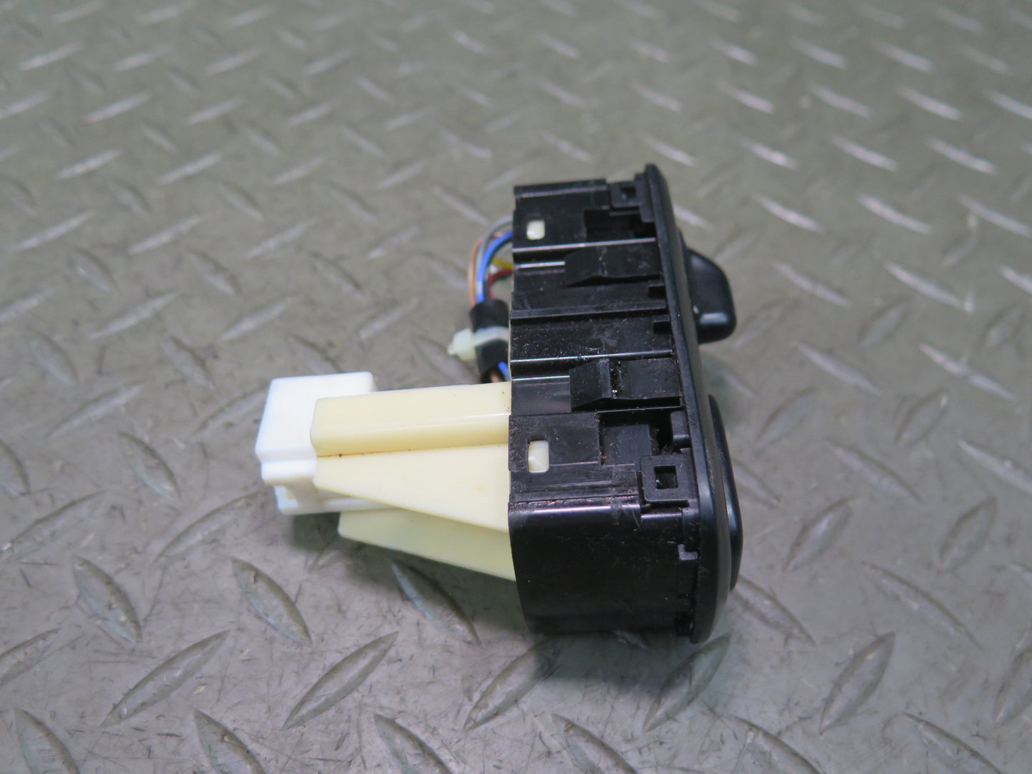 2003-2007 Lexus UZJ100L LX470 Suspension Ride Drive Control Shock Height Switch