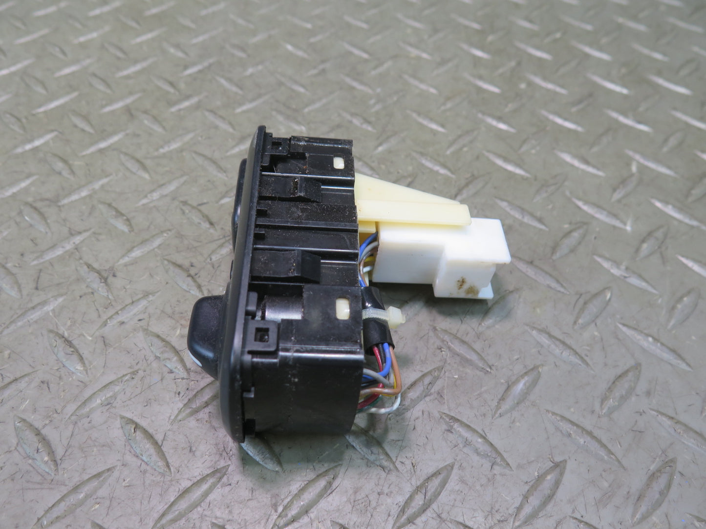 2003-2007 Lexus UZJ100L LX470 Suspension Ride Drive Control Shock Height Switch