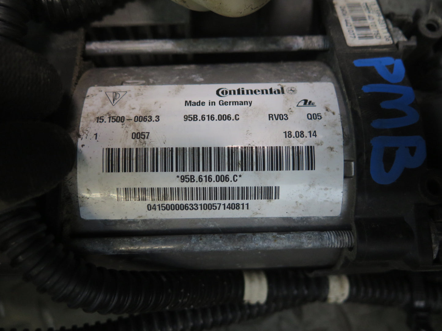 2015-2018 Porsche Macan Air Ride Suspension Compressor Pump W/ Valve Assembly
