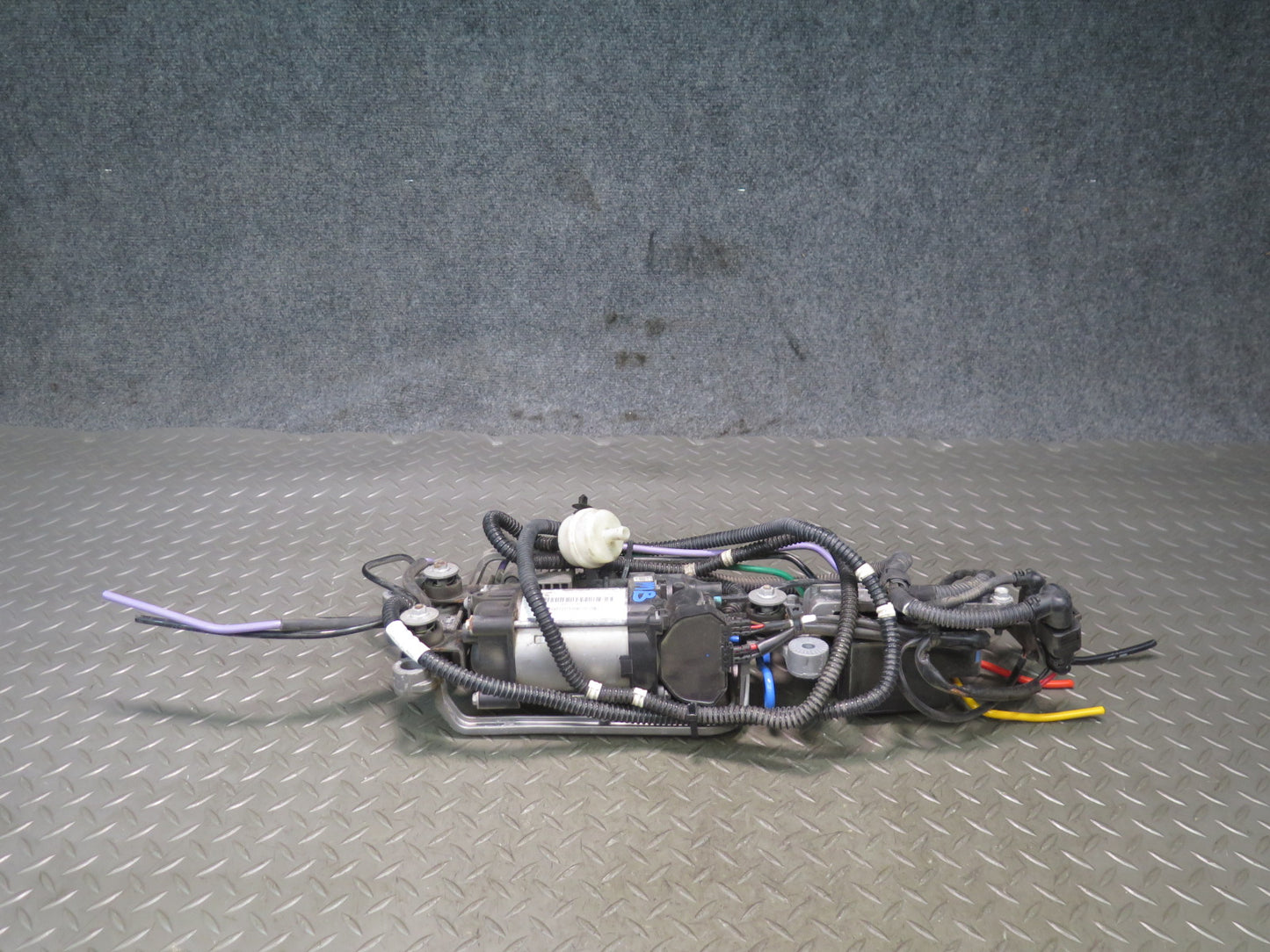 2015-2018 Porsche Macan Air Ride Suspension Compressor Pump W/ Valve Assembly