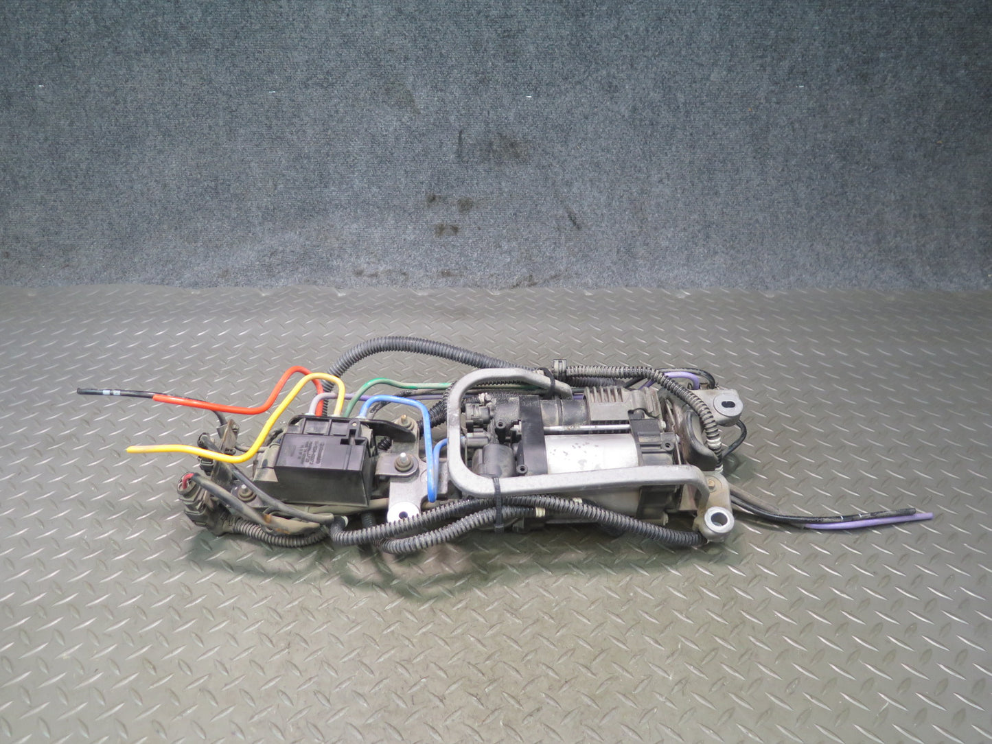 2015-2018 Porsche Macan Air Ride Suspension Compressor Pump W/ Valve Assembly