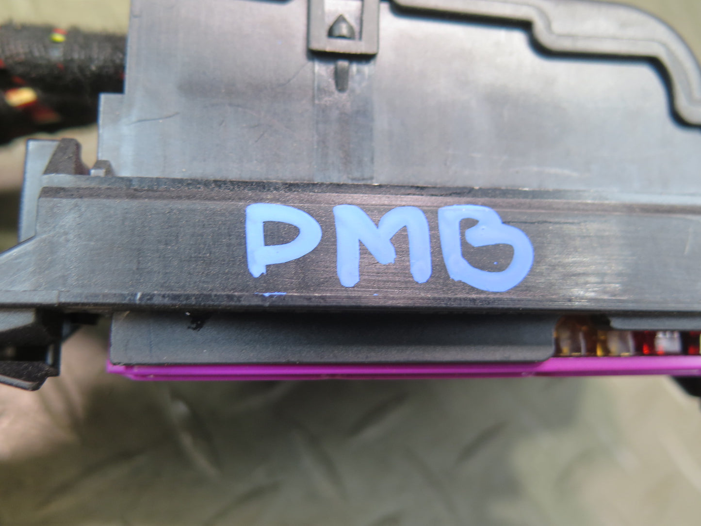 2015-2018 Porsche Macan Turbo Engine Power Distribution Fuse Box