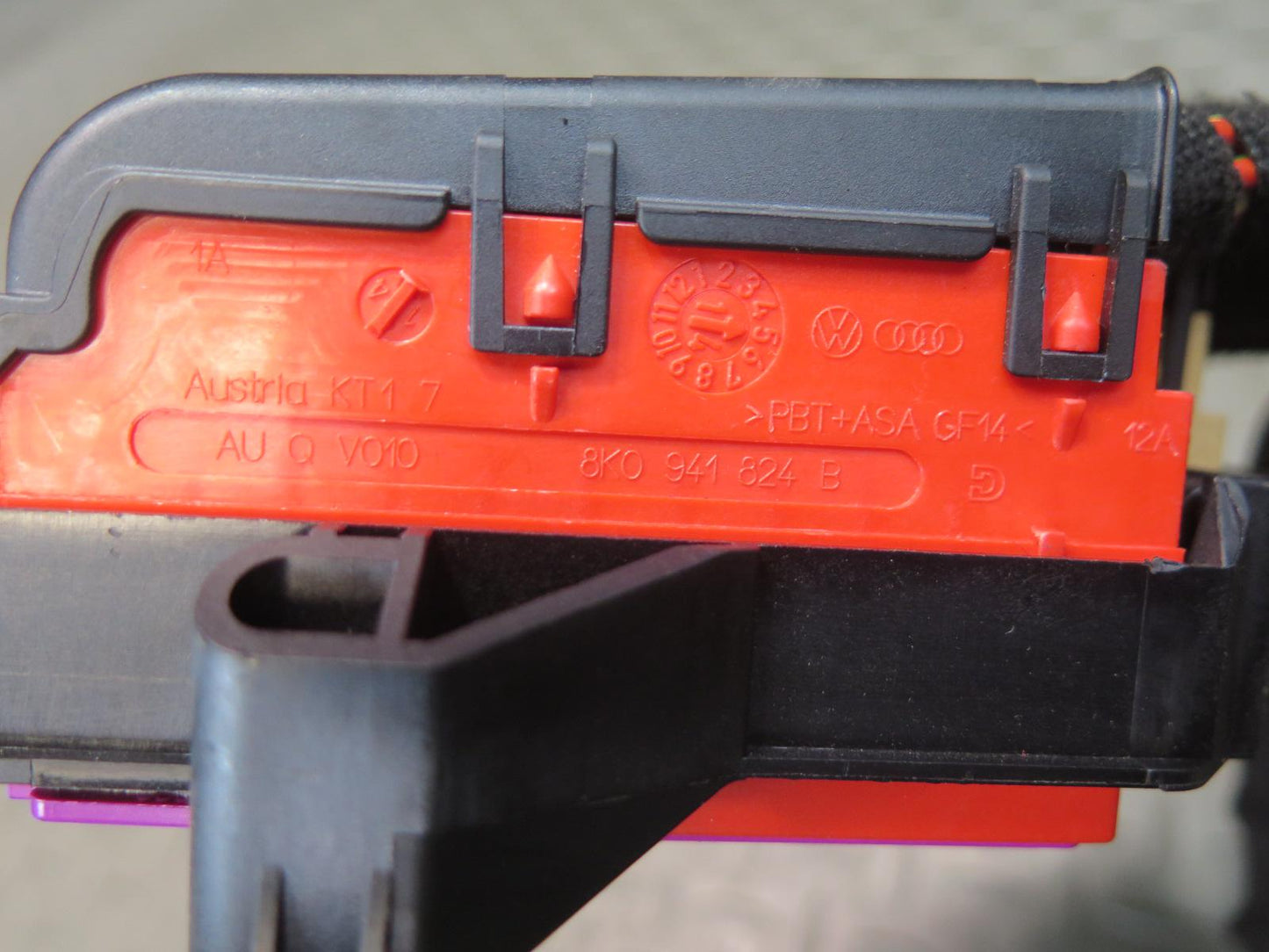 2015-2018 Porsche Macan Turbo Engine Power Distribution Fuse Box