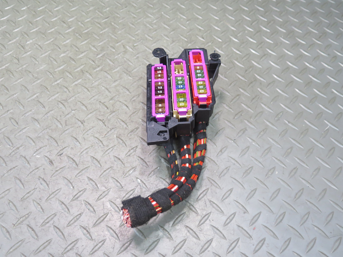 2015-2018 Porsche Macan Turbo Engine Power Distribution Fuse Box