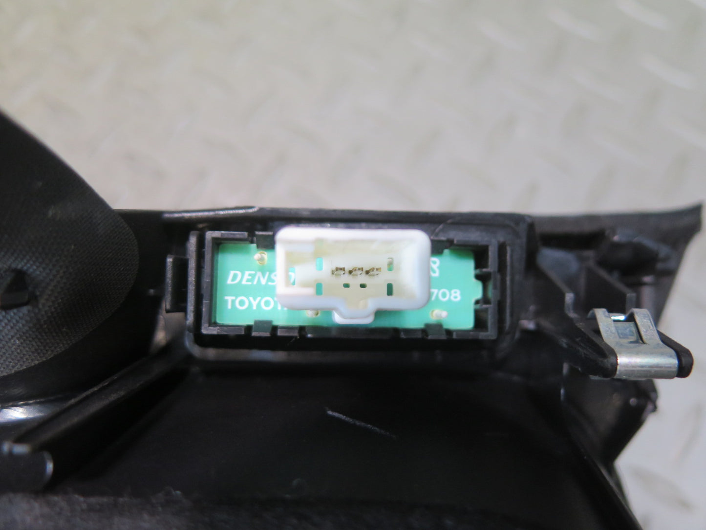 01-06 Lexus UCF30L LS430 Dash Instrument Cluster Speedometer Trim w Switches OEM