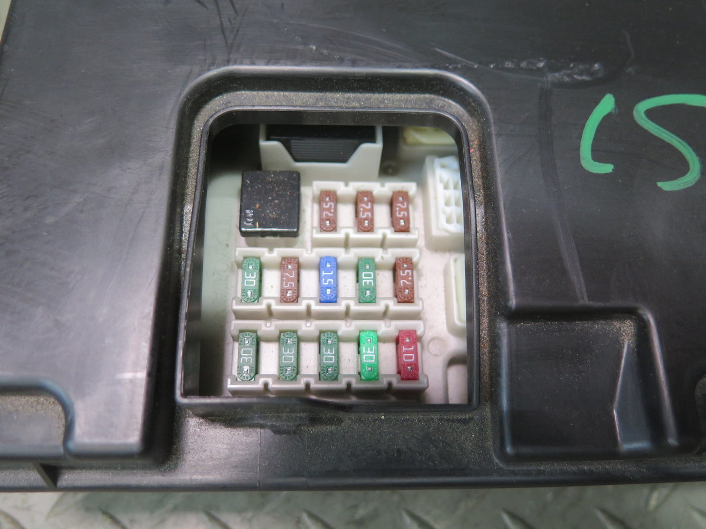 04-06 Lexus UCF30L LS430 Rear Trunk Junction Fuse Relay Box 82670-50080 OEM