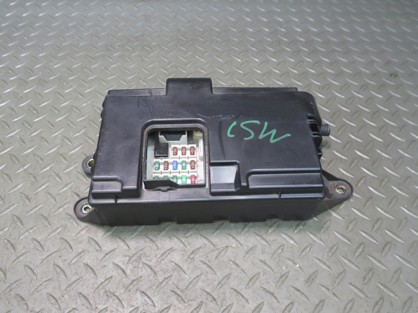04-06 Lexus UCF30L LS430 Rear Trunk Junction Fuse Relay Box 82670-50080 OEM