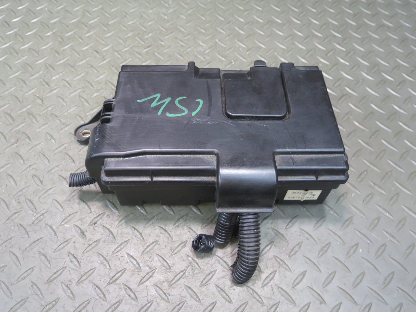 04-06 Lexus UCF30L LS430 Rear Trunk Junction Fuse Relay Box 82670-50080 OEM