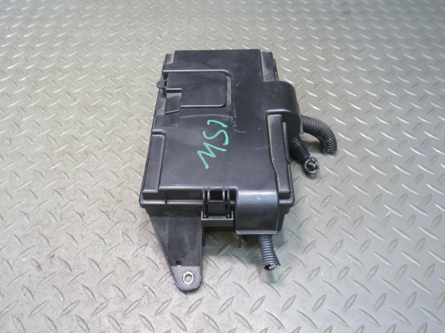 04-06 Lexus UCF30L LS430 Rear Trunk Junction Fuse Relay Box 82670-50080 OEM