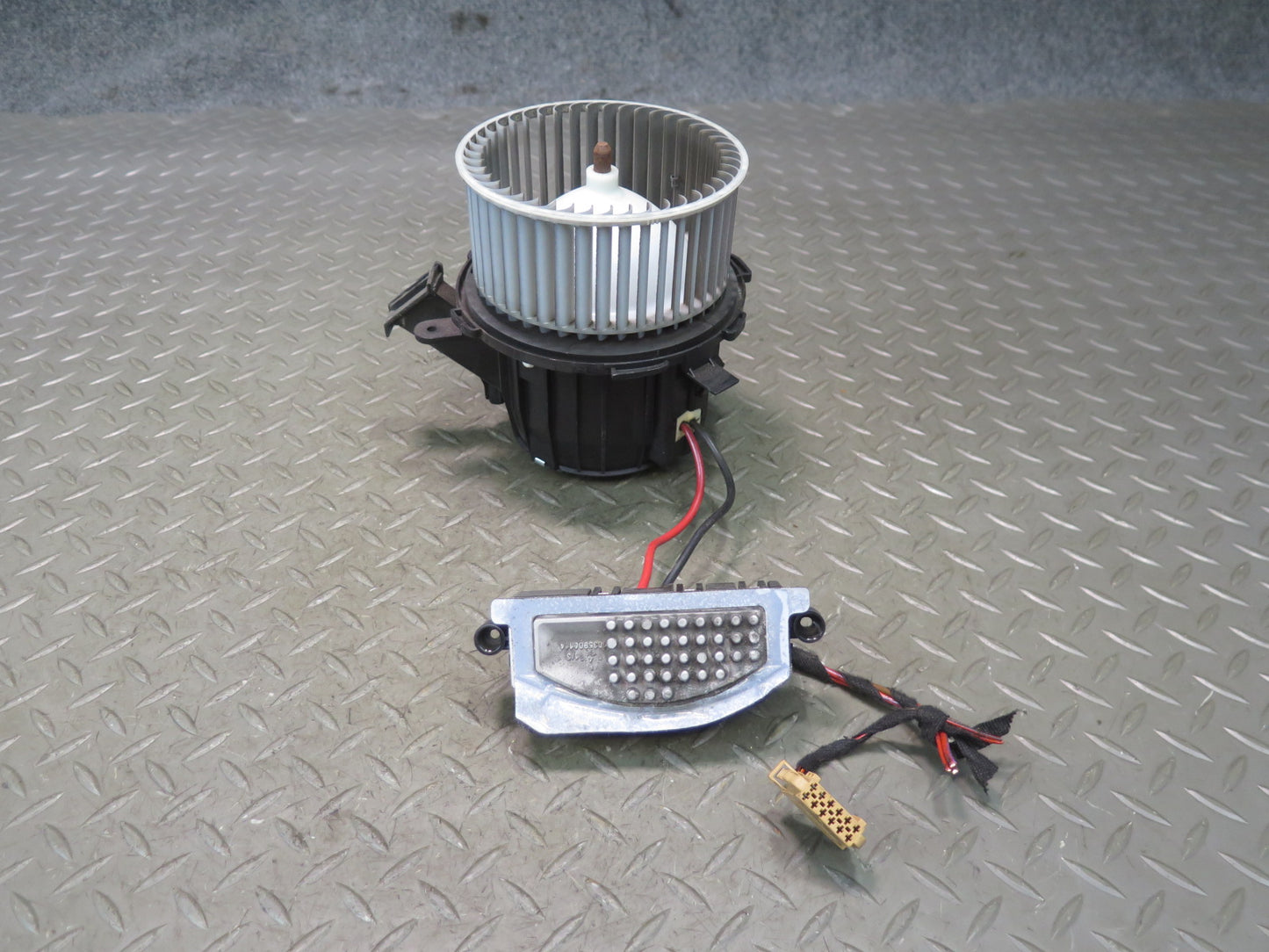 2015-2018 Porsche Macan A/C Heater Blower Motor Fan w Resistor