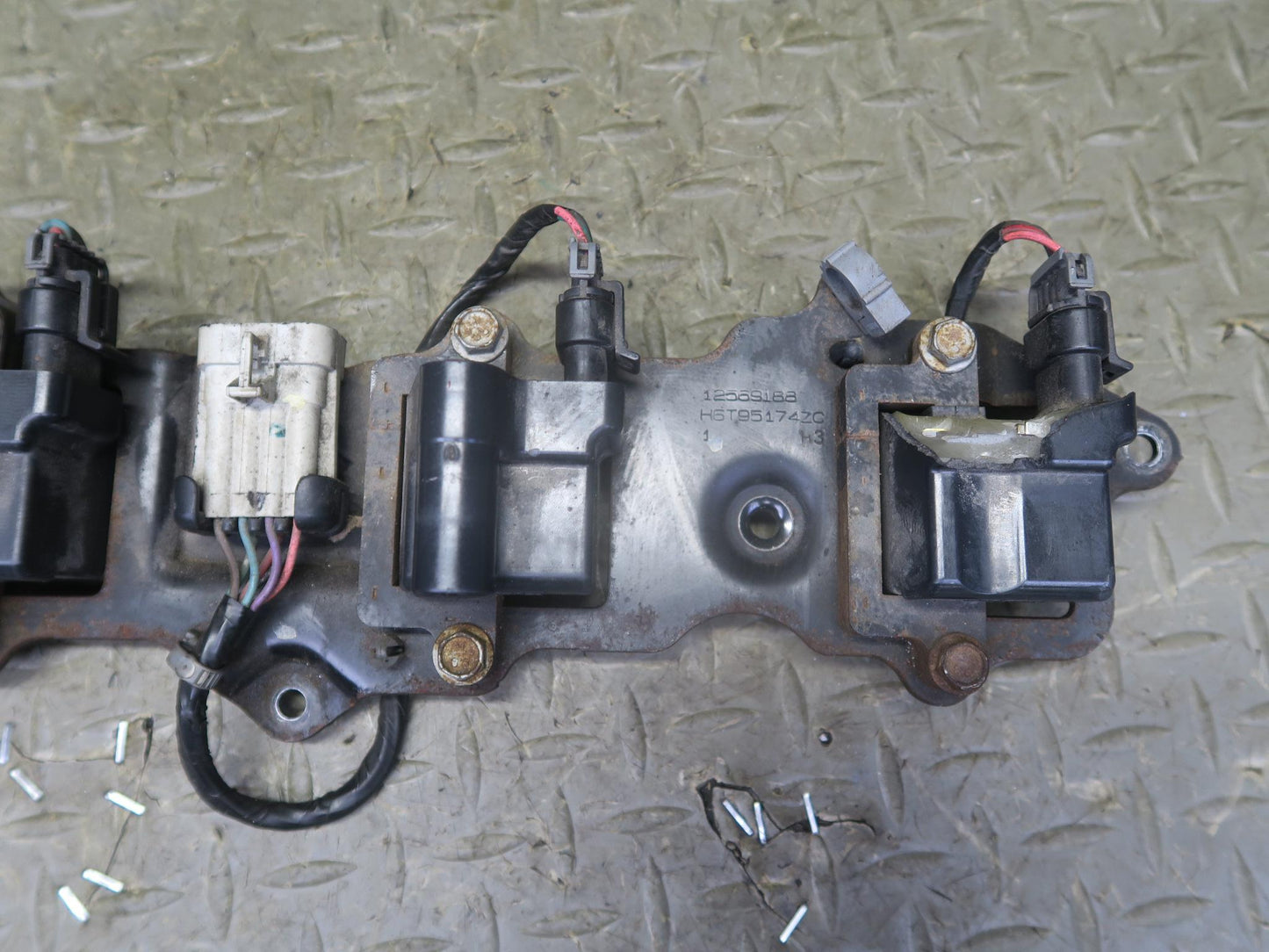 2003-2007 Hummer H2 6.0L Ignition Coil Pack Set w Bracket 12569188