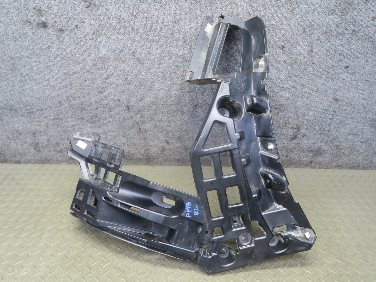 2015-2018 Porsche Macan Rear Right Center Left Bumper Mount Bracket Support Set