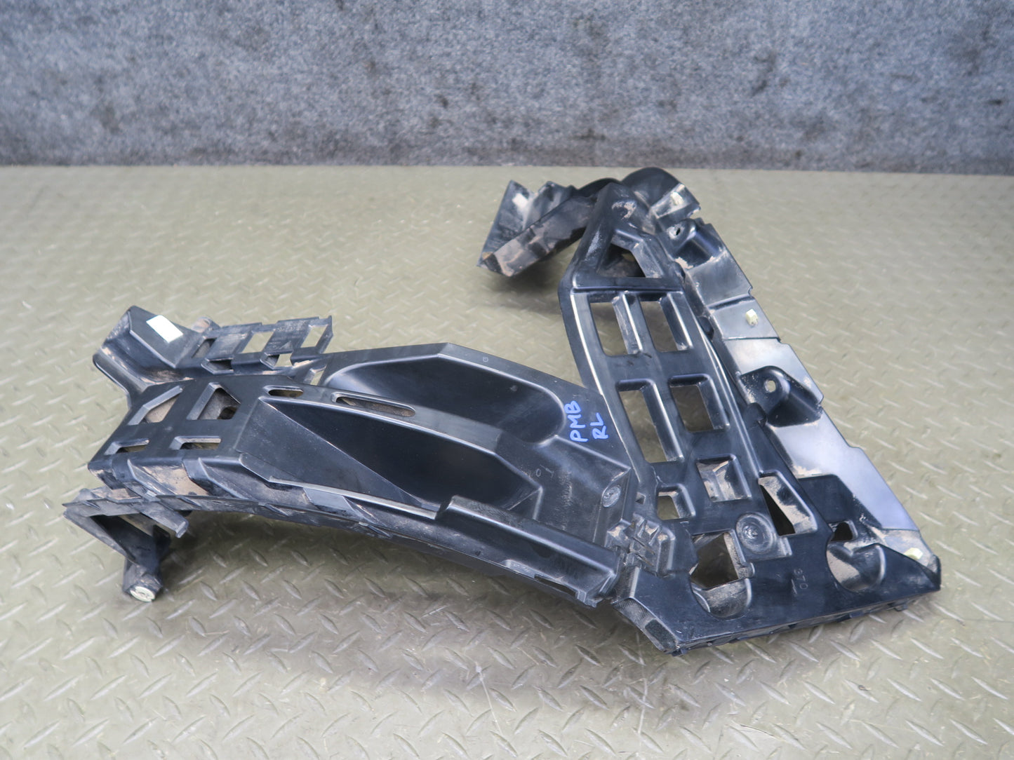 2015-2018 Porsche Macan Rear Right Center Left Bumper Mount Bracket Support Set