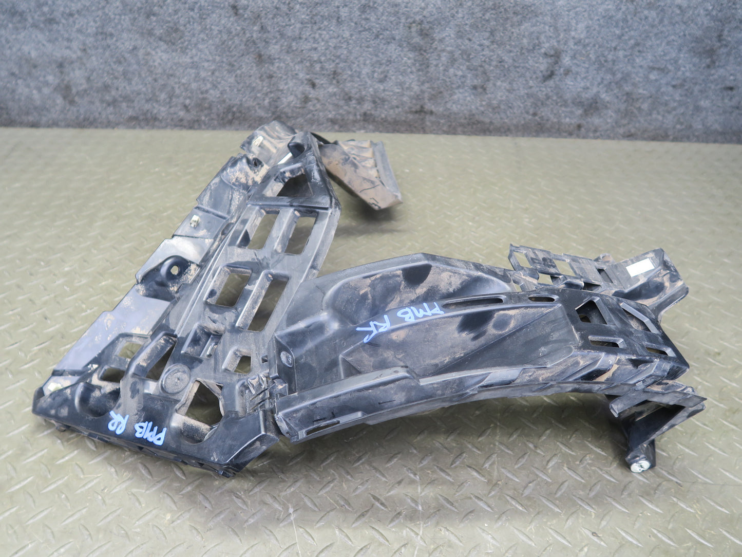 2015-2018 Porsche Macan Rear Right Center Left Bumper Mount Bracket Support Set