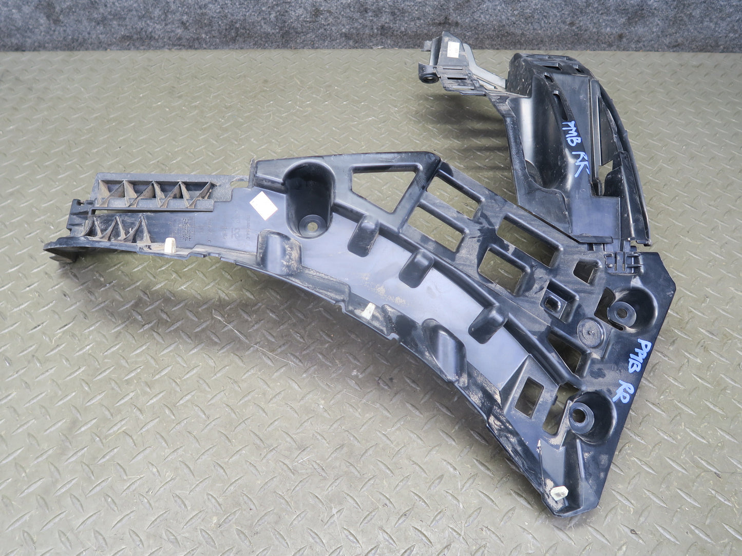 2015-2018 Porsche Macan Rear Right Center Left Bumper Mount Bracket Support Set
