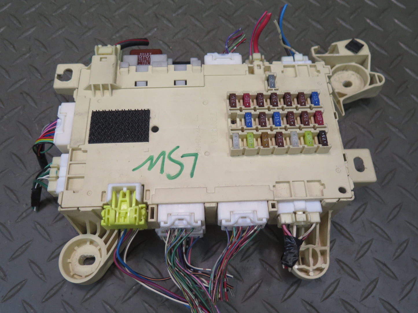 04-06 Lexus UCF30L LS430 Front Right Fuse Relay Junction Box Module OEM