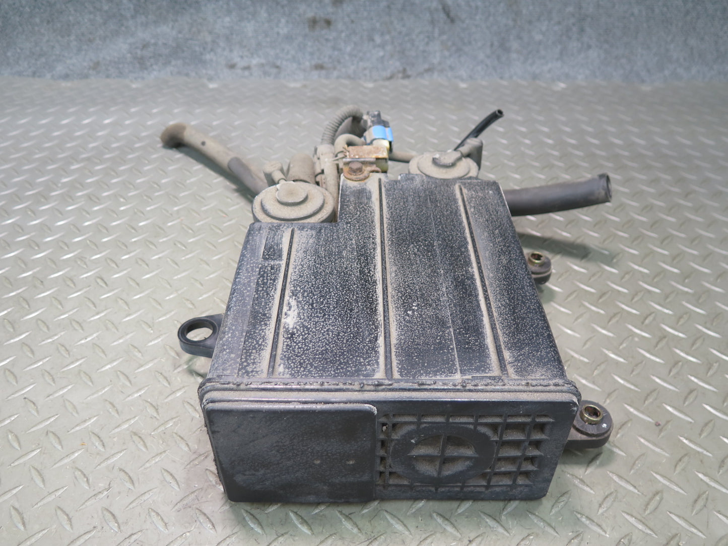 01-06 Lexus UCF30L LS430 Fuel Evap Vapor Charcoal Canister 77740-50092 OEM
