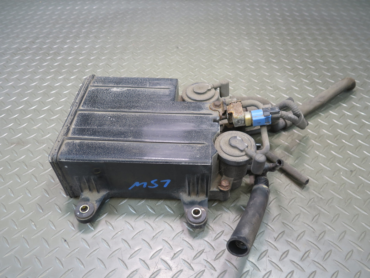 01-06 Lexus UCF30L LS430 Fuel Evap Vapor Charcoal Canister 77740-50092 OEM