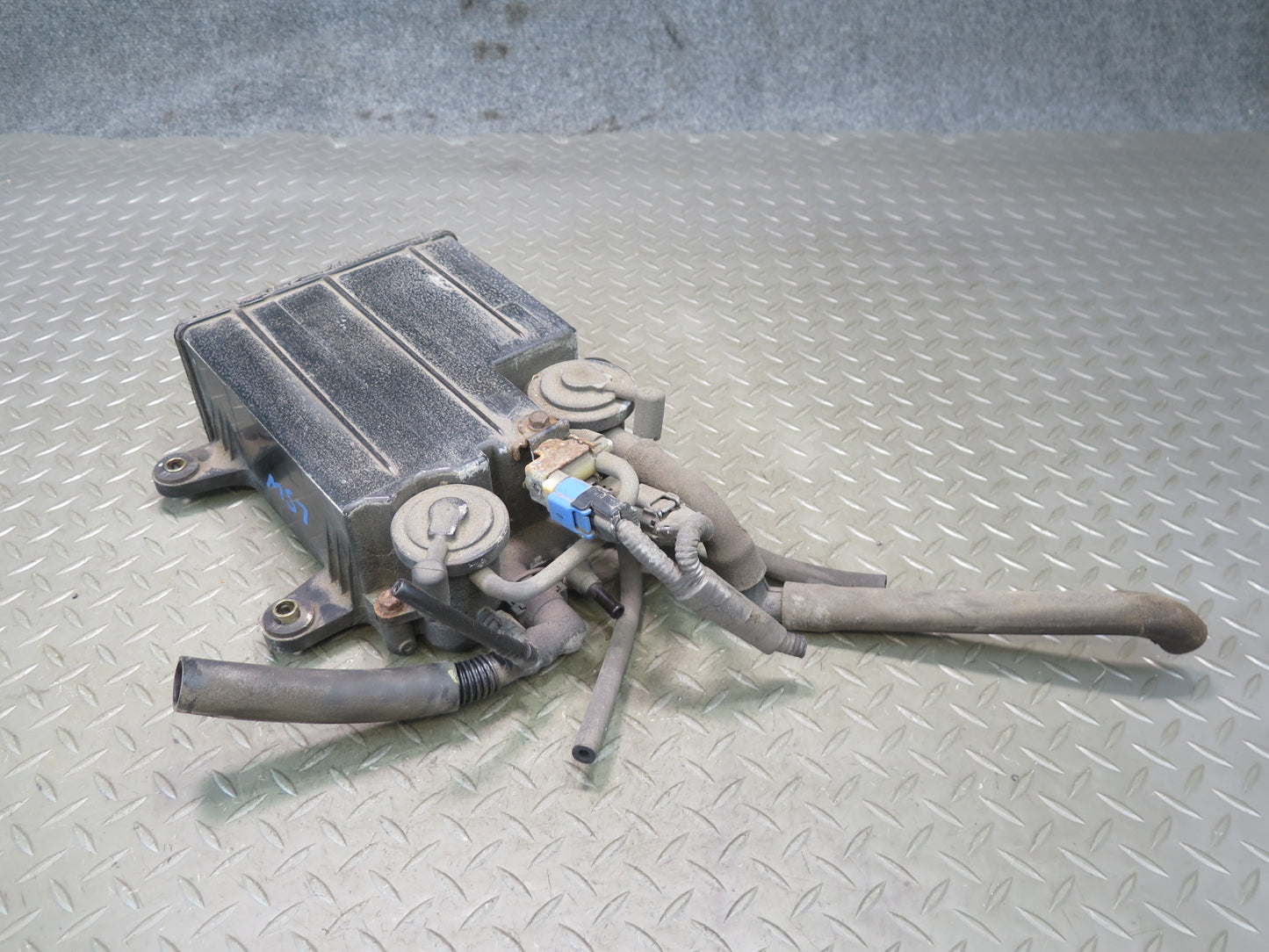 01-06 Lexus UCF30L LS430 Fuel Evap Vapor Charcoal Canister 77740-50092 OEM