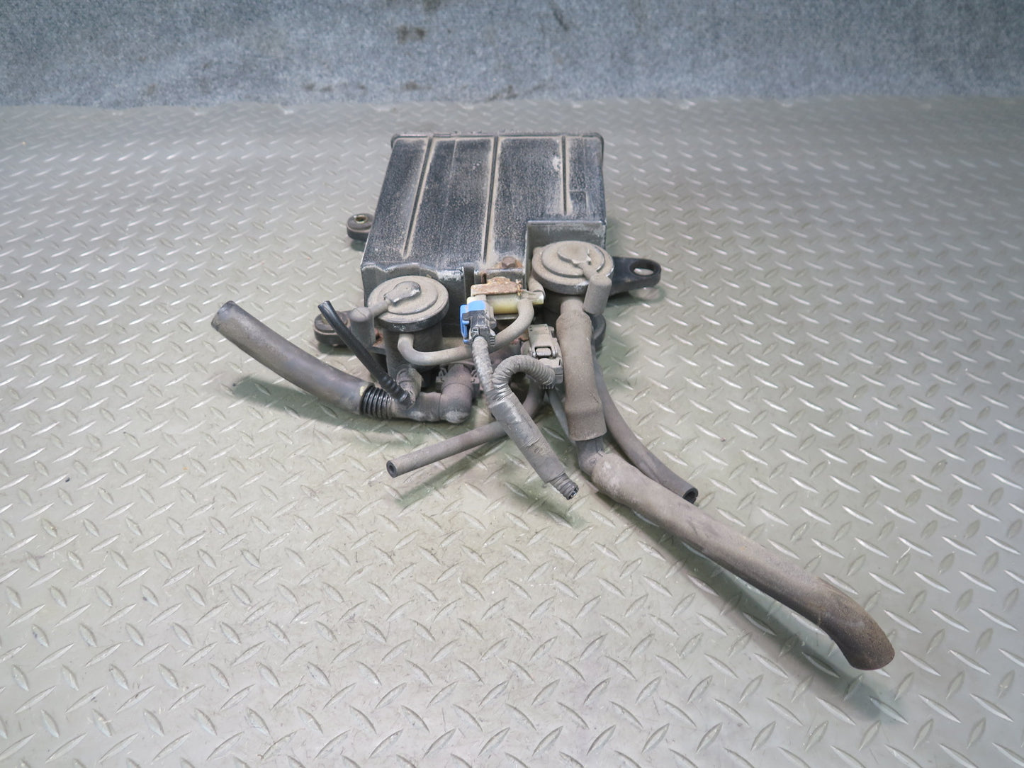 01-06 Lexus UCF30L LS430 Fuel Evap Vapor Charcoal Canister 77740-50092 OEM