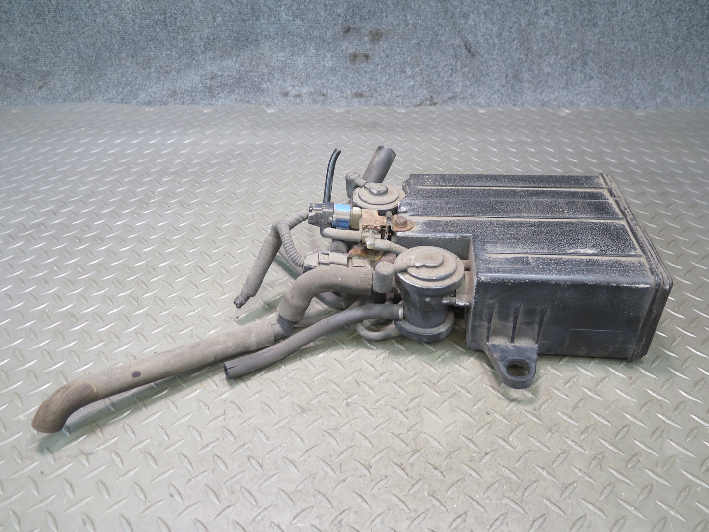 01-06 Lexus UCF30L LS430 Fuel Evap Vapor Charcoal Canister 77740-50092 OEM