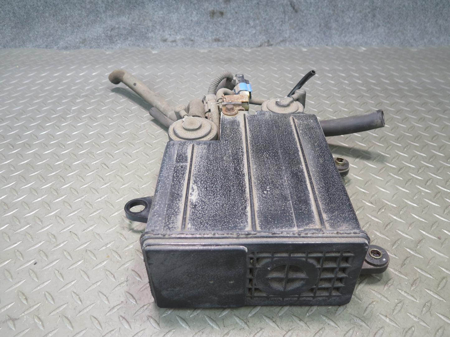 01-06 Lexus UCF30L LS430 Fuel Evap Vapor Charcoal Canister 77740-50092 OEM
