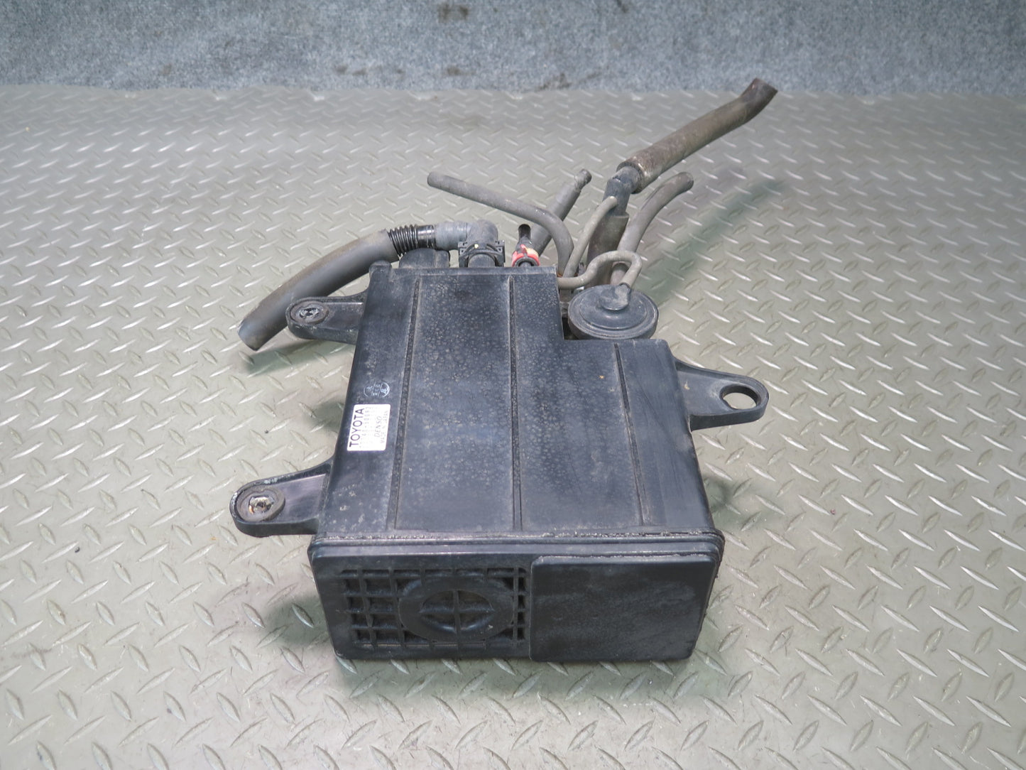 01-06 Lexus UCF30L LS430 Fuel Evap Vapor Charcoal Canister 77740-50092 OEM