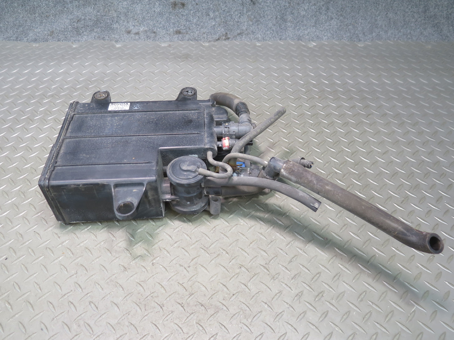 01-06 Lexus UCF30L LS430 Fuel Evap Vapor Charcoal Canister 77740-50092 OEM