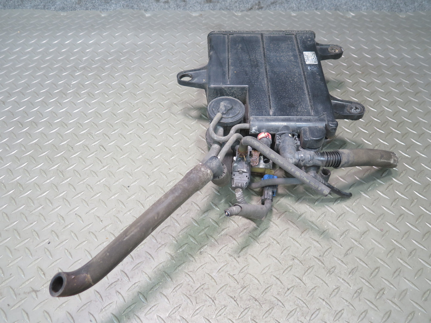 01-06 Lexus UCF30L LS430 Fuel Evap Vapor Charcoal Canister 77740-50092 OEM