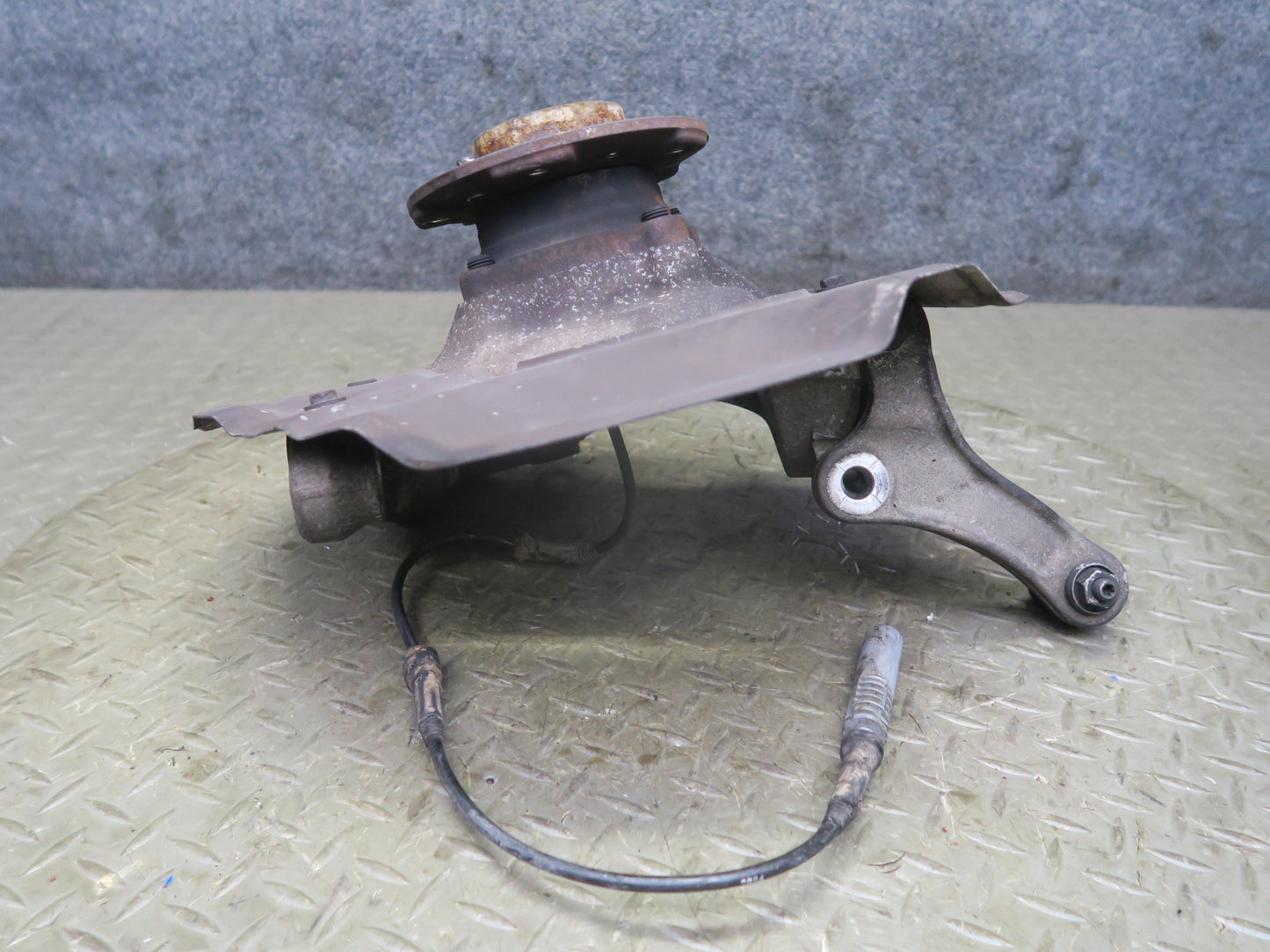 2006-2007 BMW E63 E64 M6 Front Right Spindle Knuckle Wheel Hub Bearing
