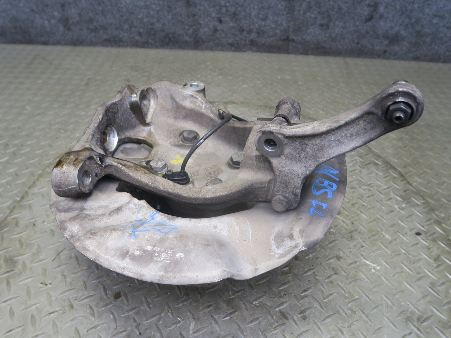 2006-2007 BMW E63 E64 M6 Front Left Spindle Knuckle Wheel Hub Bearing
