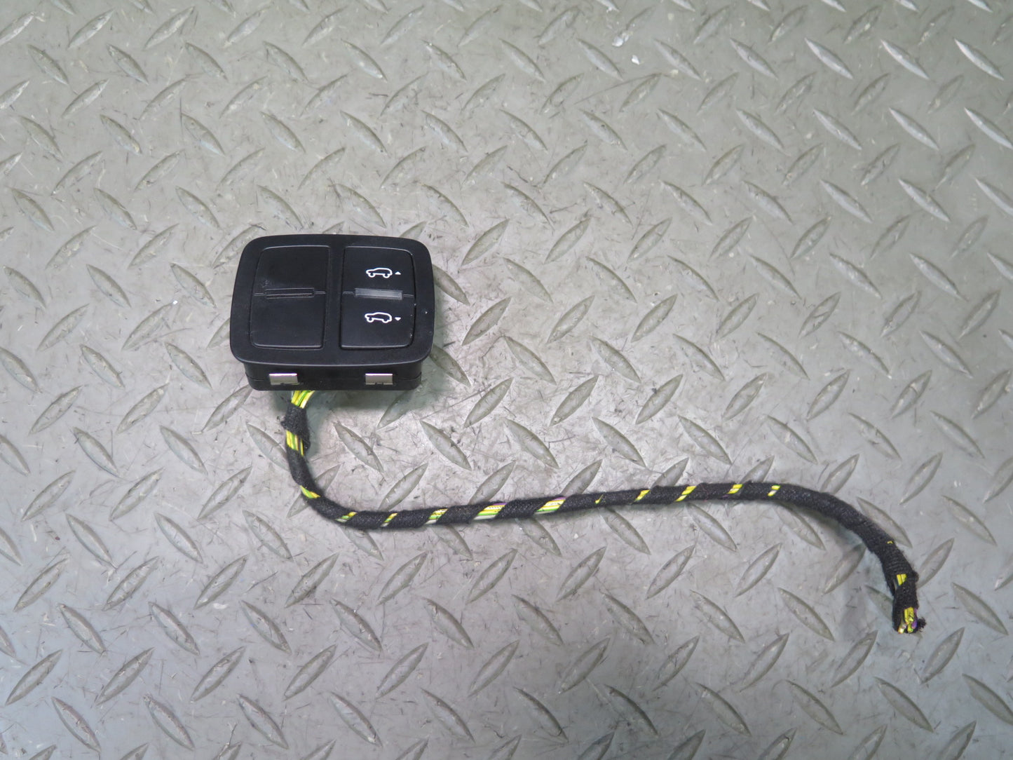 2015-2018 Porsche Macan Rear Right Side Quarter Panel Lowering TOW Hitch Switch