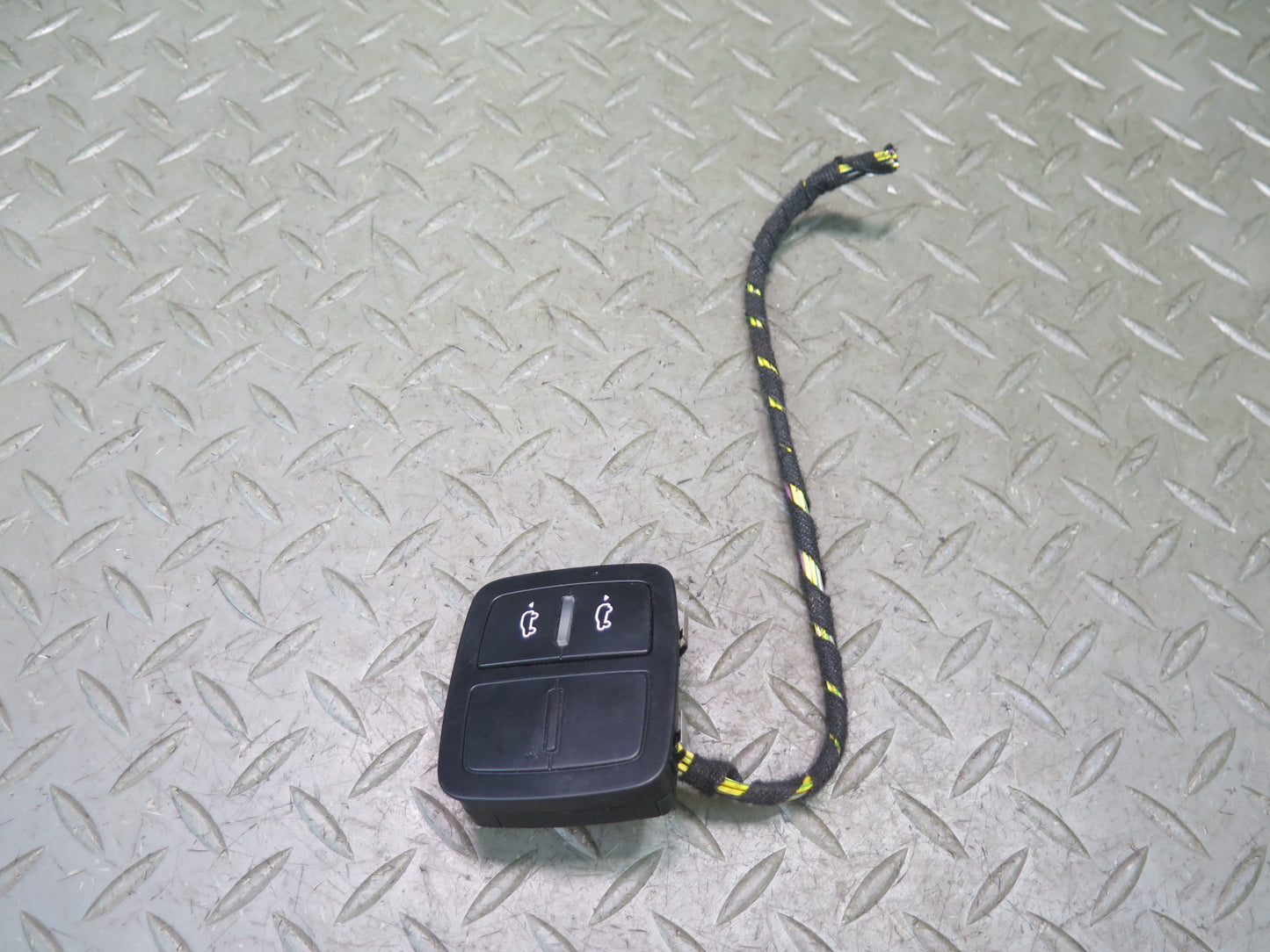 2015-2018 Porsche Macan Rear Right Side Quarter Panel Lowering TOW Hitch Switch