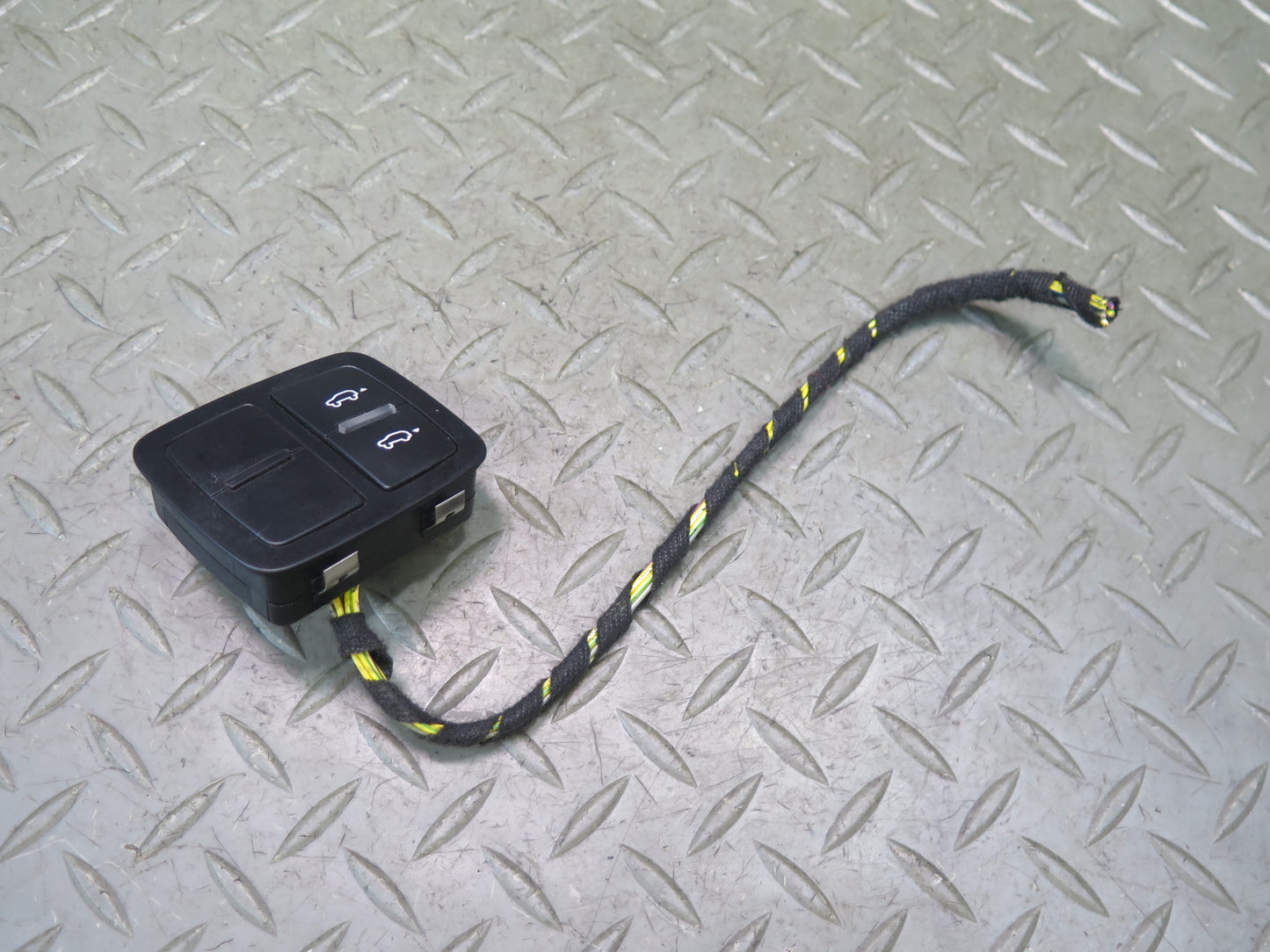 2015-2018 Porsche Macan Rear Right Side Quarter Panel Lowering TOW Hitch Switch