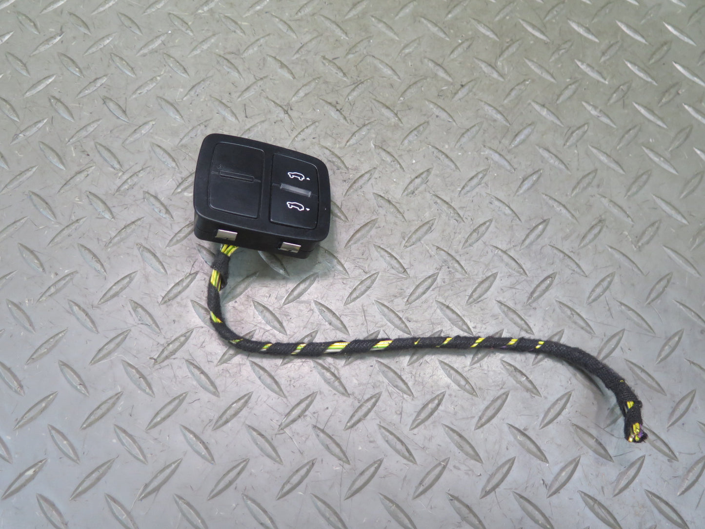 2015-2018 Porsche Macan Rear Right Side Quarter Panel Lowering TOW Hitch Switch