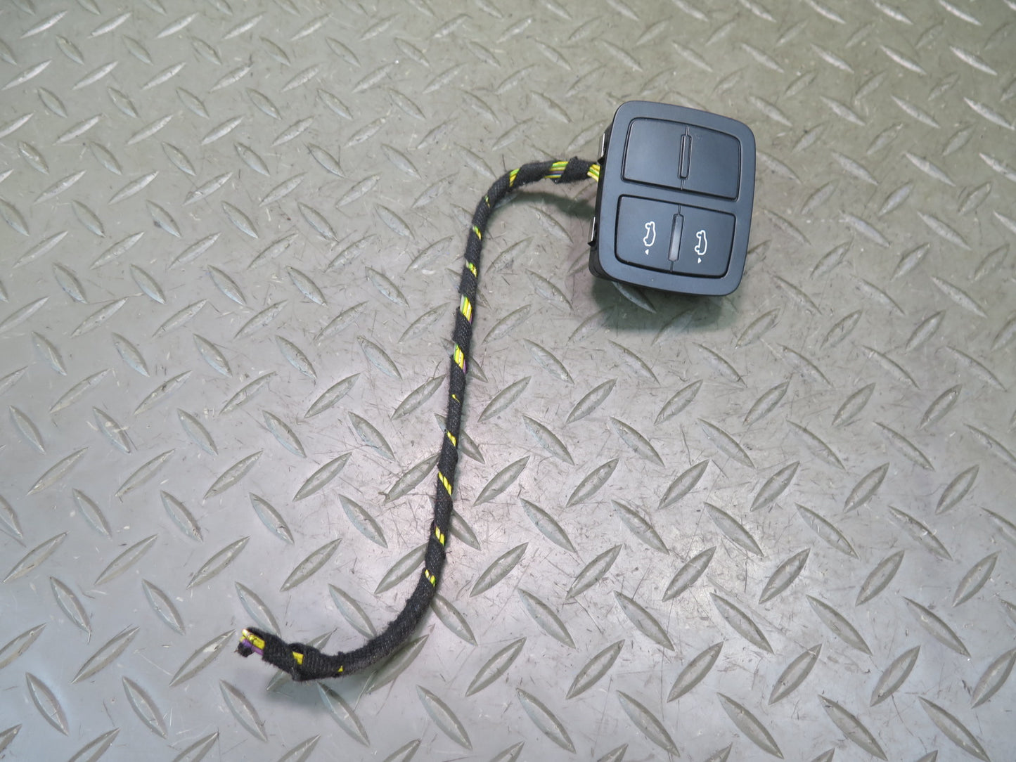 2015-2018 Porsche Macan Rear Right Side Quarter Panel Lowering TOW Hitch Switch