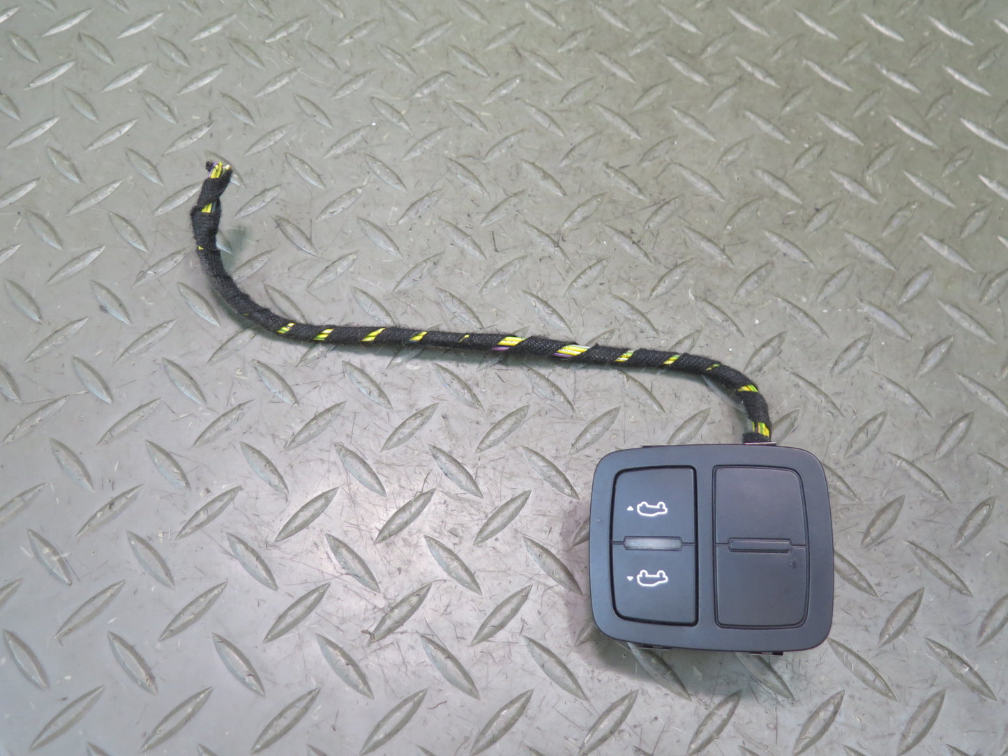 2015-2018 Porsche Macan Rear Right Side Quarter Panel Lowering TOW Hitch Switch