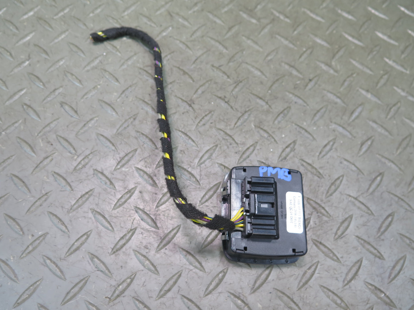 2015-2018 Porsche Macan Rear Right Side Quarter Panel Lowering TOW Hitch Switch