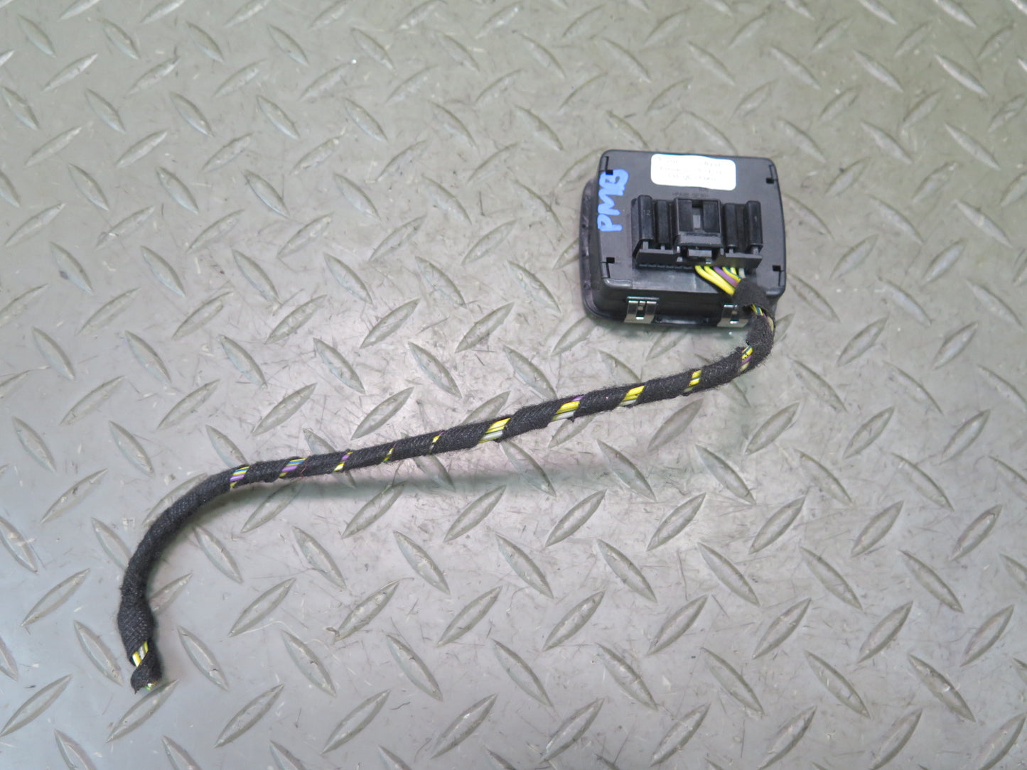 2015-2018 Porsche Macan Rear Right Side Quarter Panel Lowering TOW Hitch Switch