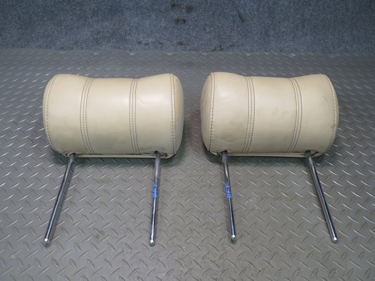 02-05 Ford Thunderbird Set of 2 Front Left & Right Leather Headrest OEM