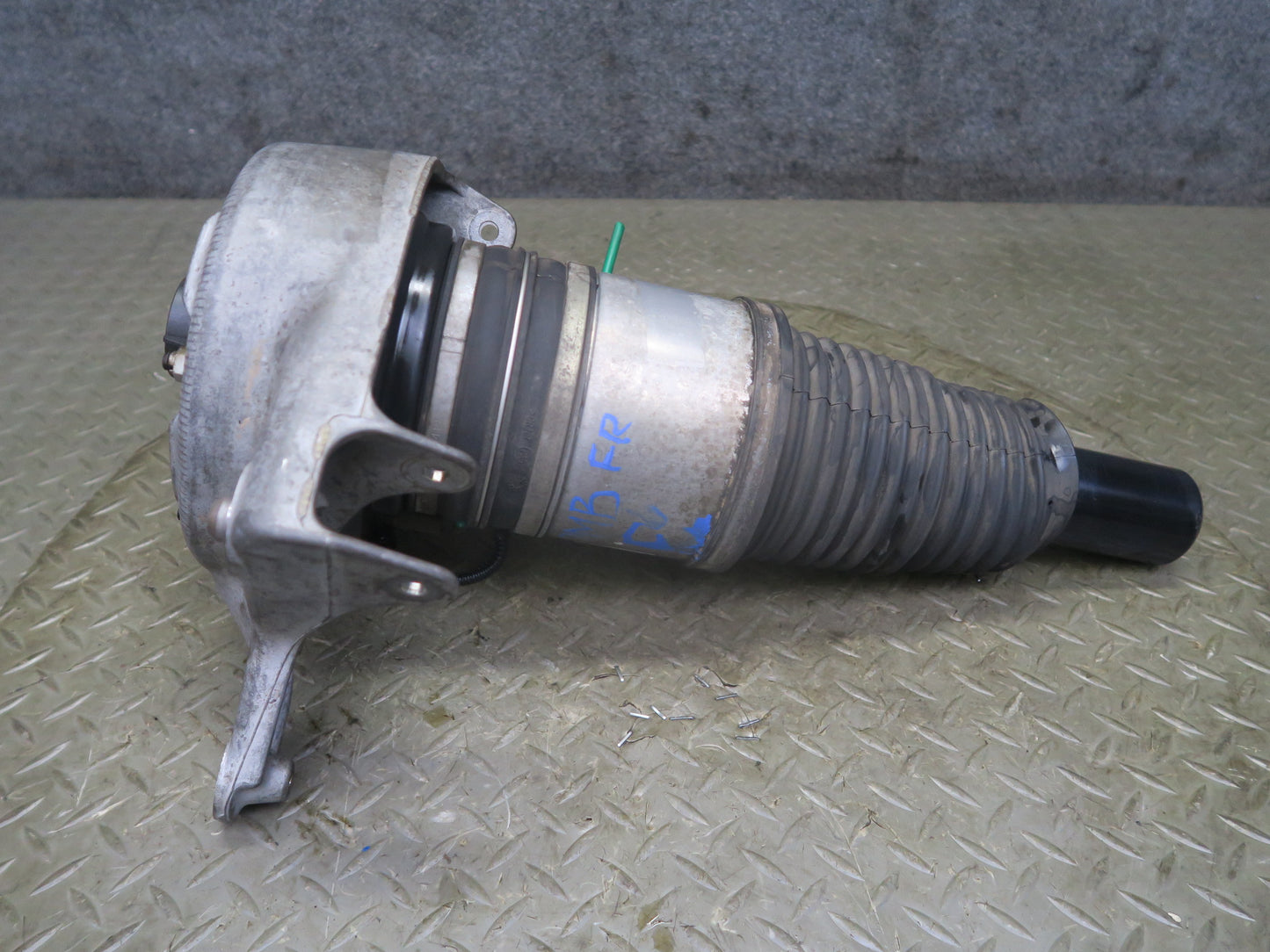 2015-2018 Porsche Macan Front Right Pass Side Air Strut Shock Absorber Assembly