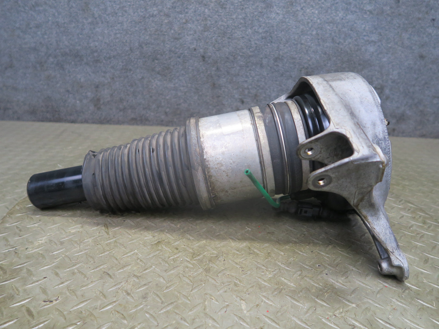 2015-2018 Porsche Macan Front Right Pass Side Air Strut Shock Absorber Assembly