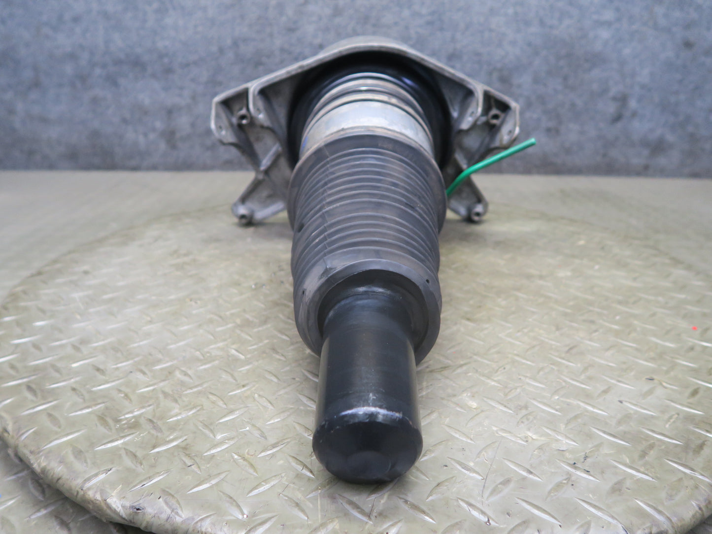 2015-2018 Porsche Macan Front Right Pass Side Air Strut Shock Absorber Assembly